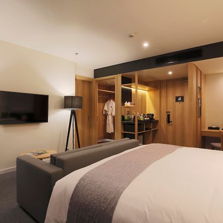 Отель Zazz Urban Ho Chi Minh Экстерьер фото