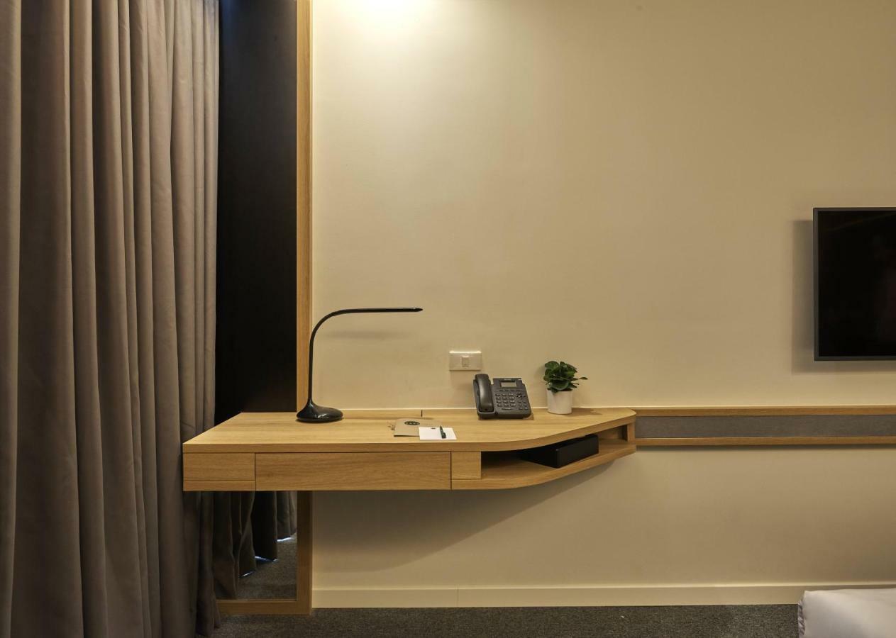 Отель Zazz Urban Ho Chi Minh Экстерьер фото
